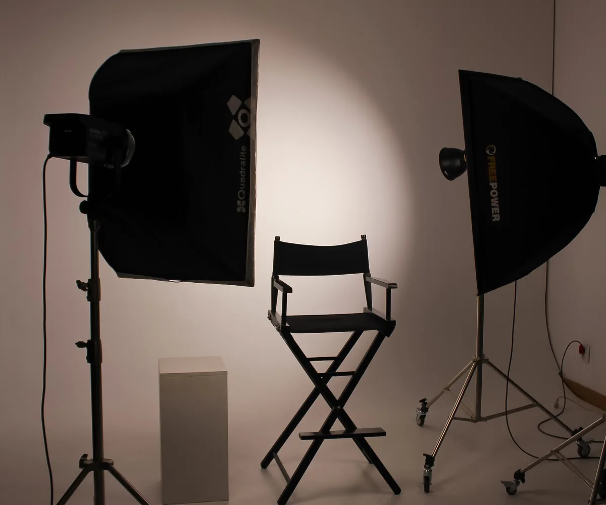 Set de estudio fotográfico con dos softbox y una silla de director