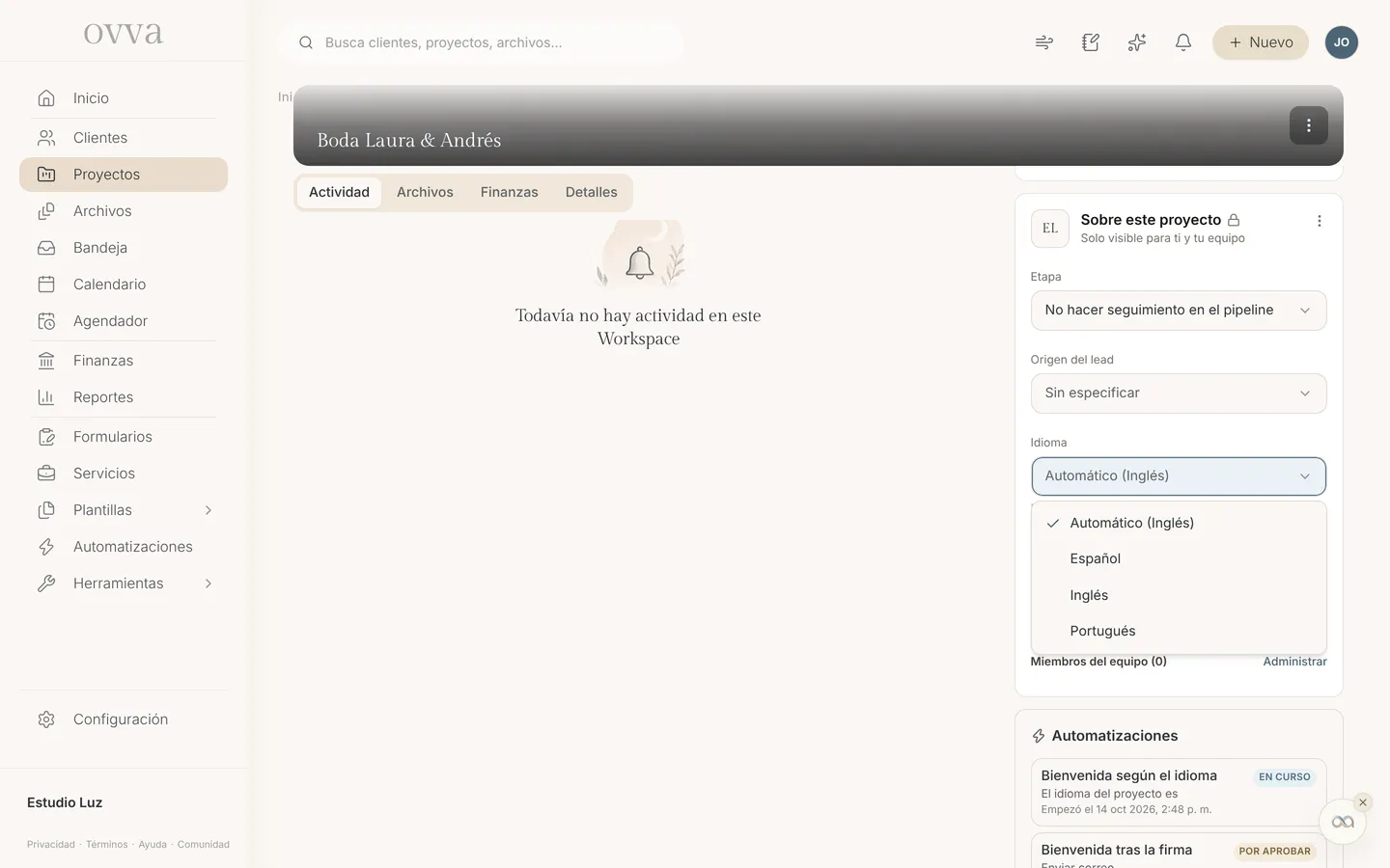 Panel del proyecto con el campo Idioma abierto: Automático (Inglés), Español, Inglés, Portugués
