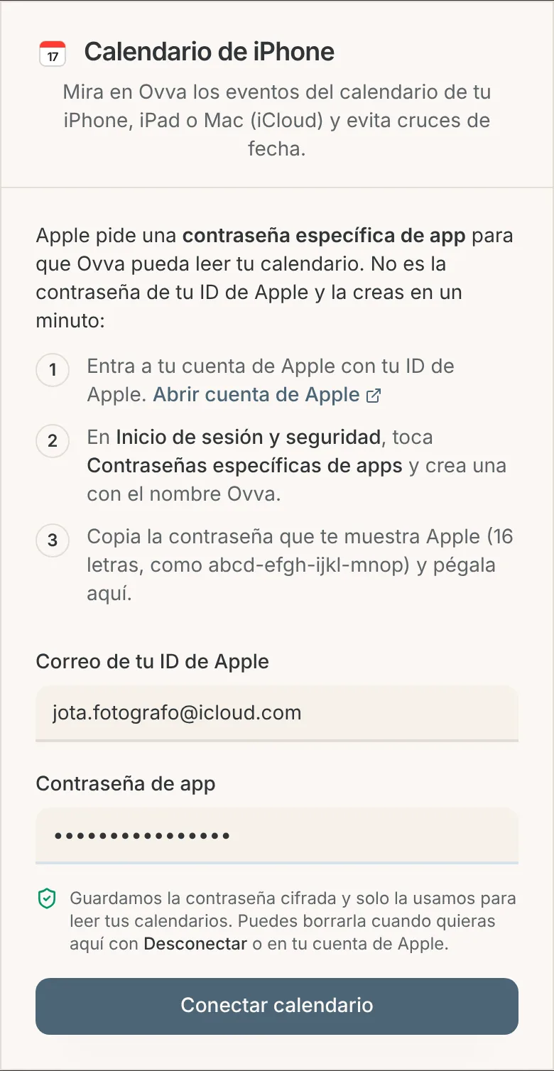 Ventana Calendario de iPhone con los tres pasos para crear la contraseña de app y los campos Correo de tu ID de Apple y Contraseña de app