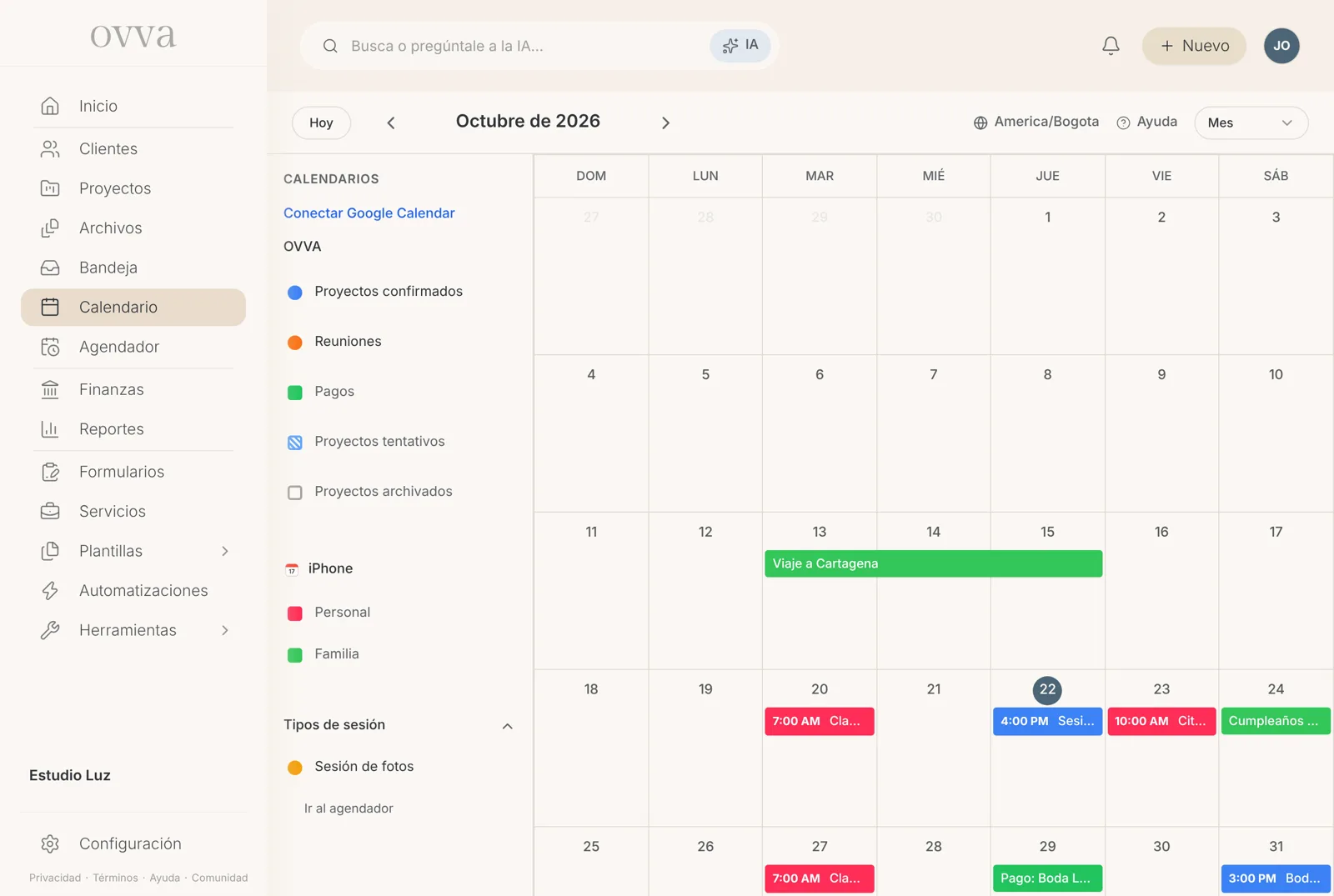 Calendario del mes con los eventos del iPhone en rosado y verde junto a los proyectos y pagos, y la sección iPhone en el panel