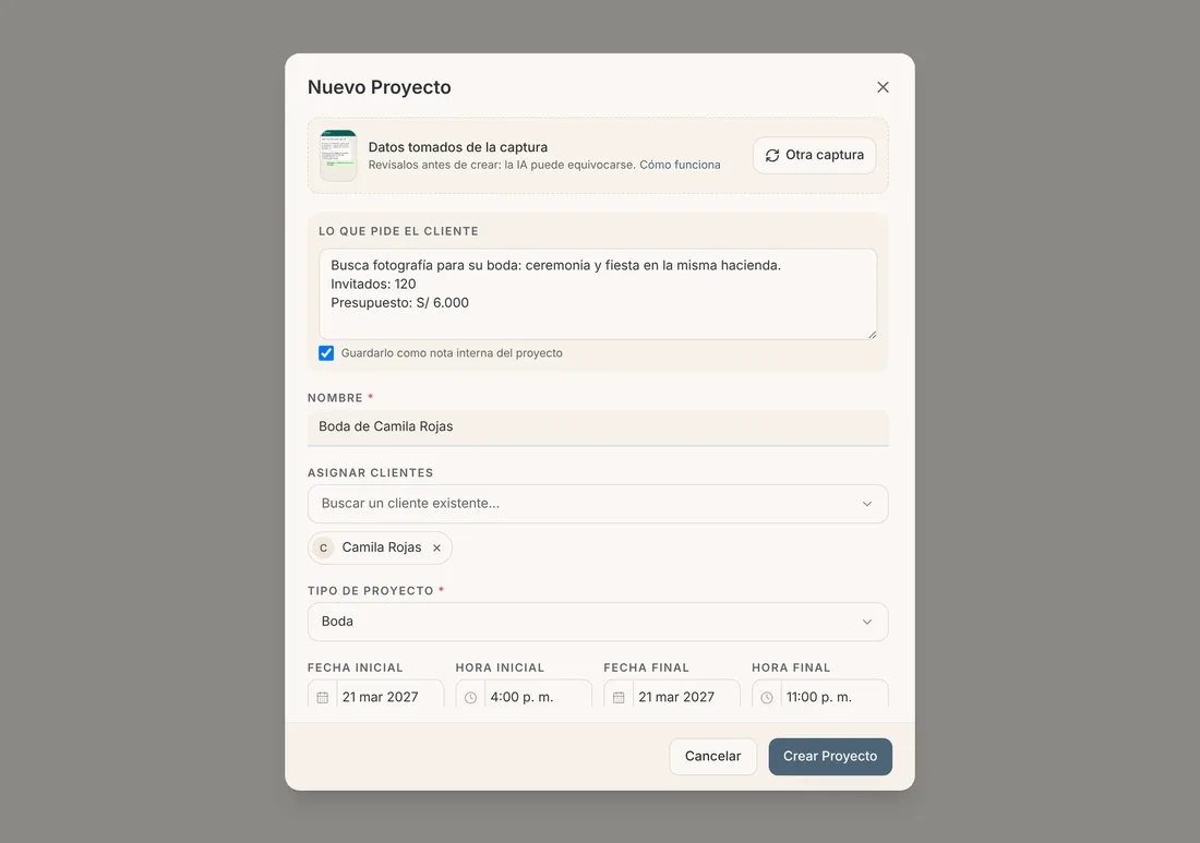 Nuevo proyecto lleno desde la captura de un chat: nombre, cliente, tipo, fecha y horas, y el recuadro Lo que pide el cliente