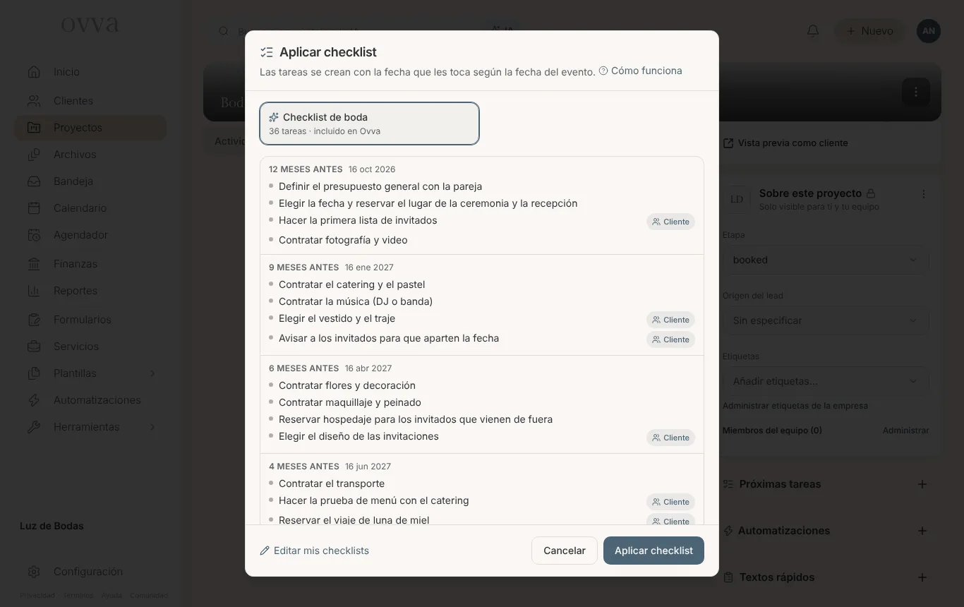 Ventana Aplicar checklist con el Checklist de boda elegido y sus tareas agrupadas por hito: 12 meses antes, 9 meses antes, 6 meses antes, cada uno con su fecha, y las tareas de la pareja marcadas Cliente