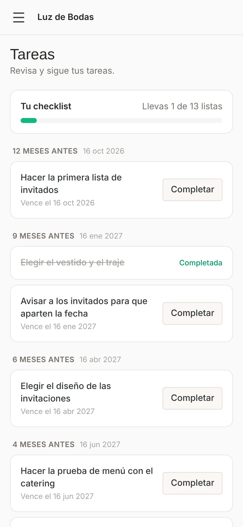 Portal del cliente en el celular con Tu checklist, Llevas 1 de 13 listas, y las tareas de la pareja agrupadas en 12 meses antes y 9 meses antes con el botón Completar