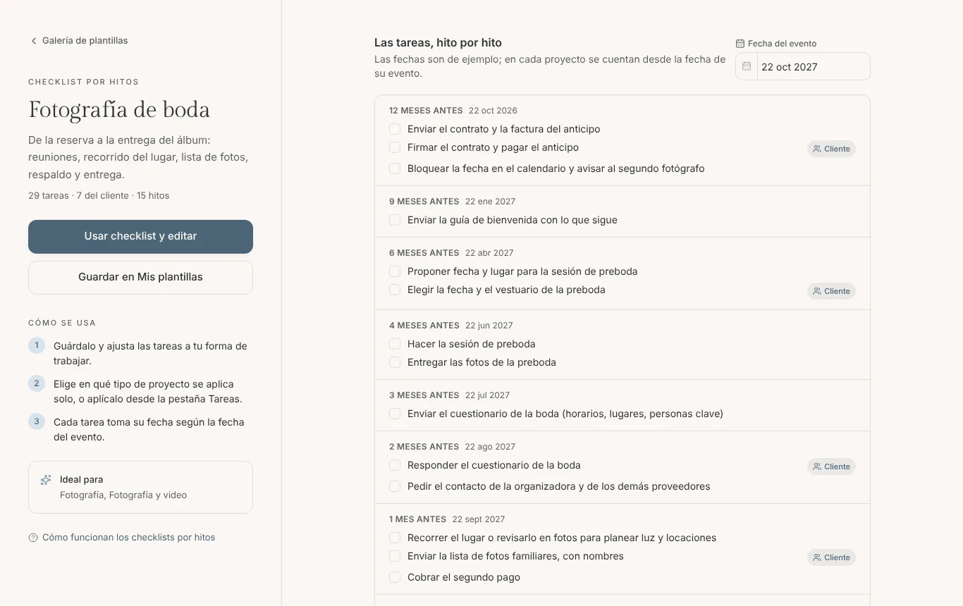 Vista previa del checklist Fotografía de boda en la galería: a la izquierda los botones Usar checklist y editar y Guardar en Mis plantillas, a la derecha las tareas agrupadas por hito con sus fechas de ejemplo y las del cliente marcadas Cliente