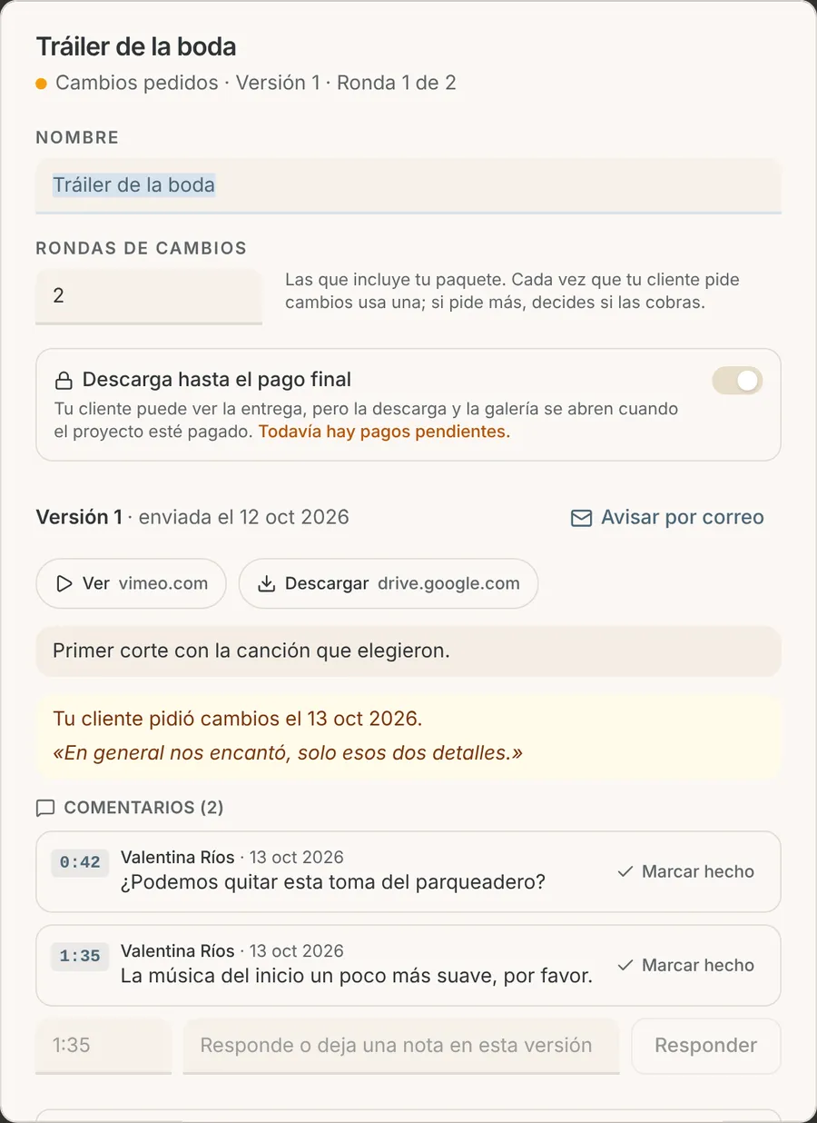 Entrega con cambios pedidos: la nota del cliente y dos comentarios con su minuto y el botón Marcar hecho