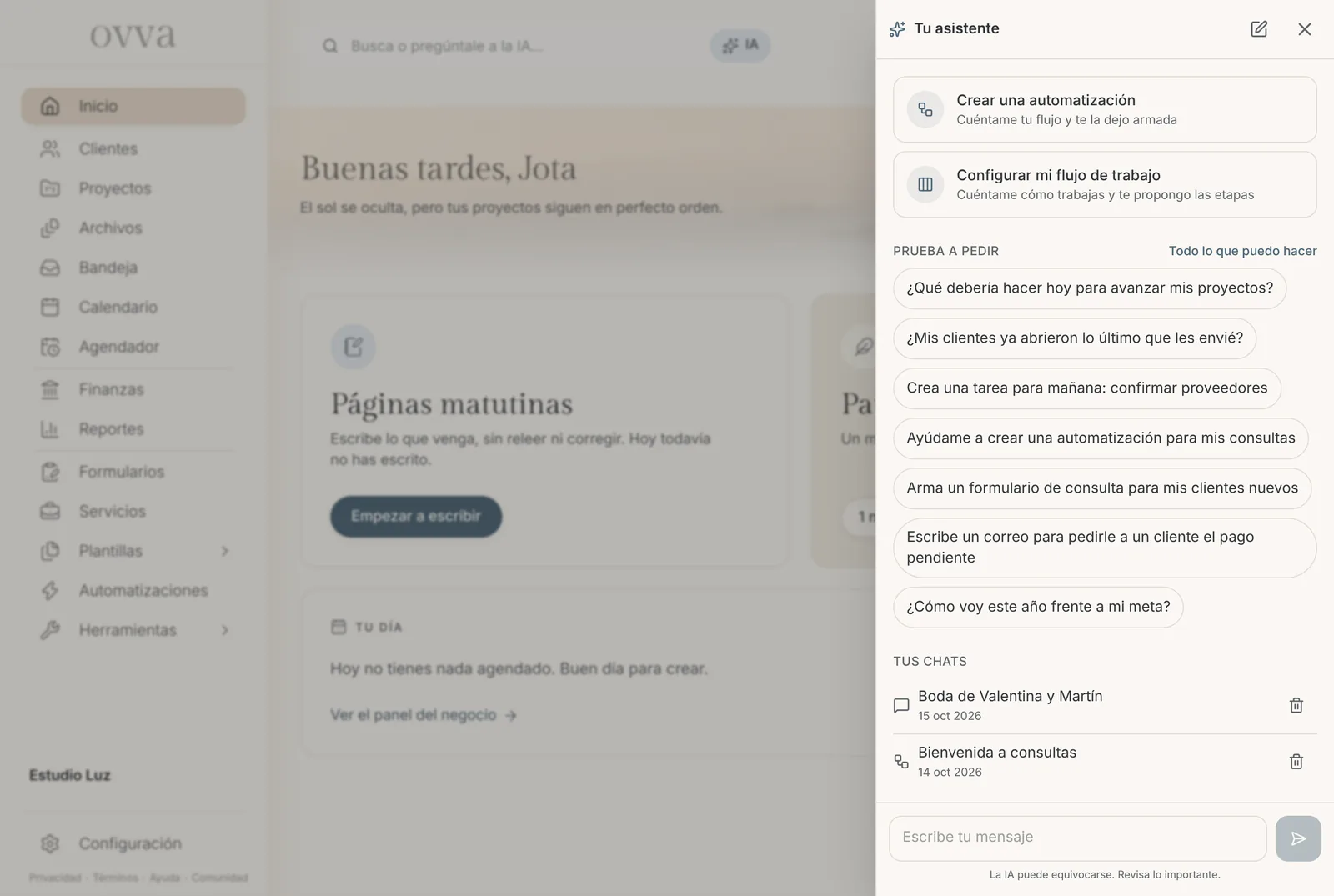 Panel del asistente abierto junto al Inicio en el computador, con Prioridades del día, Crear una automatización, Configurar mi flujo de trabajo y sugerencias para pedir