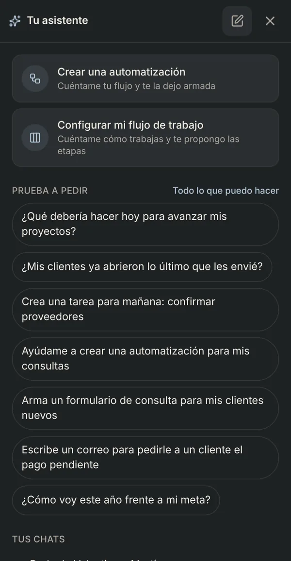 El asistente en el celular en modo oscuro, ocupando toda la pantalla