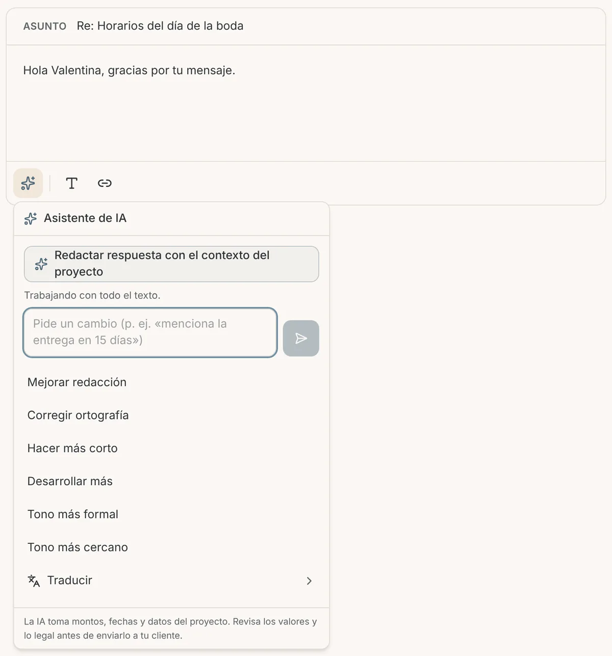 Correo de un proyecto con el menú de la IA abierto: Redactar respuesta con el contexto del proyecto y la nota para revisar montos y lo legal