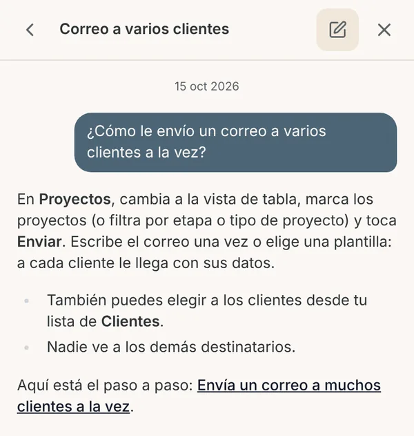 Chat en el celular: el asistente explica cómo enviar un correo a varios clientes y enlaza el artículo del Centro de Ayuda