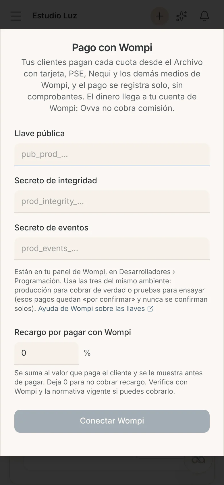 Ventana Pago con Wompi abierta desde Integraciones en el celular: llave pública, secreto de integridad, secreto de eventos y recargo