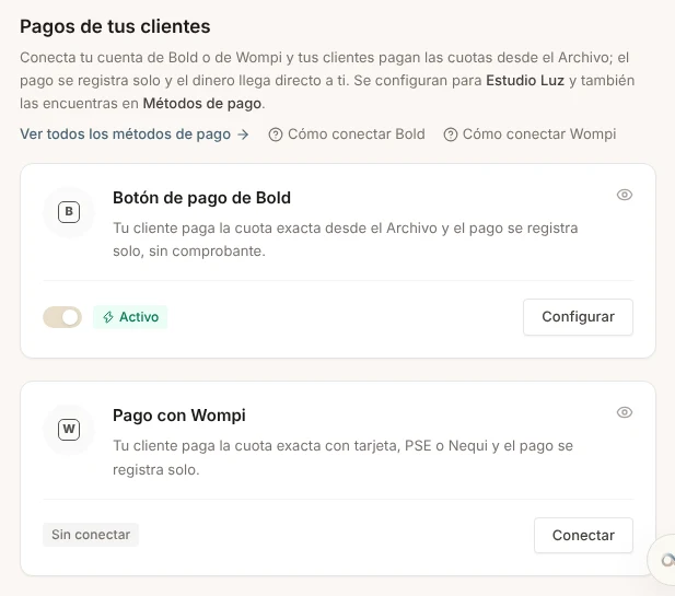 Sección Pagos de tus clientes en Integraciones: Bold activo con su interruptor y el botón Configurar, y Wompi sin conectar con el botón Conectar