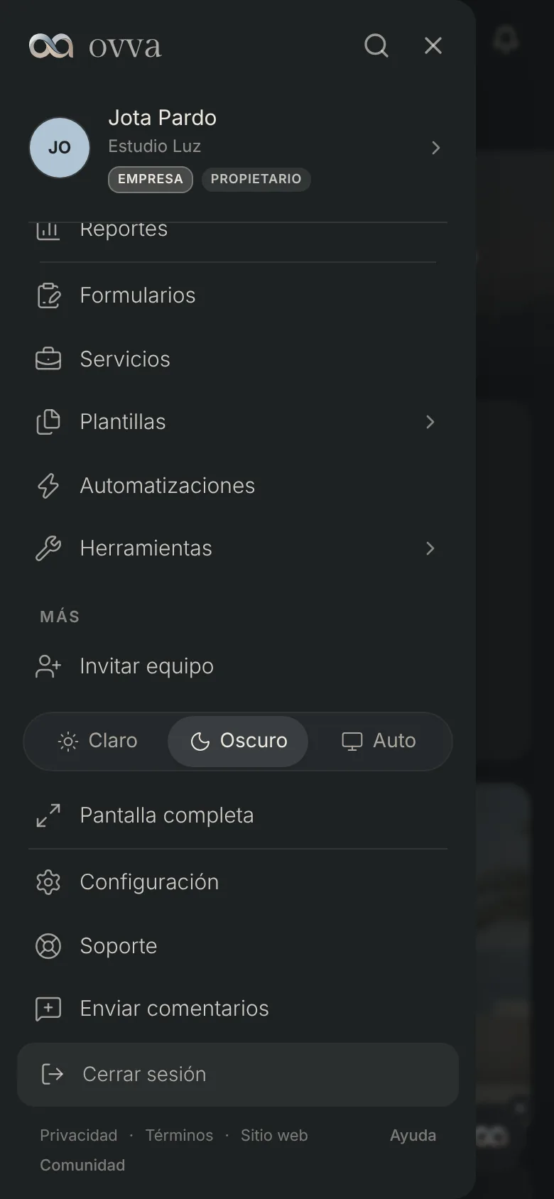 Menú del celular en modo oscuro con el selector Claro, Oscuro y Auto