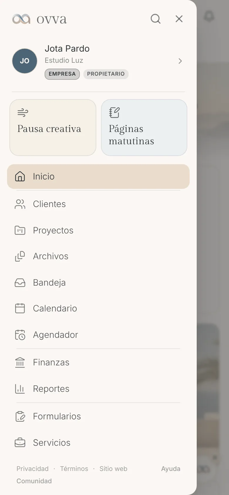 Menú del celular con las tarjetas Pausa creativa y Páginas matutinas arriba