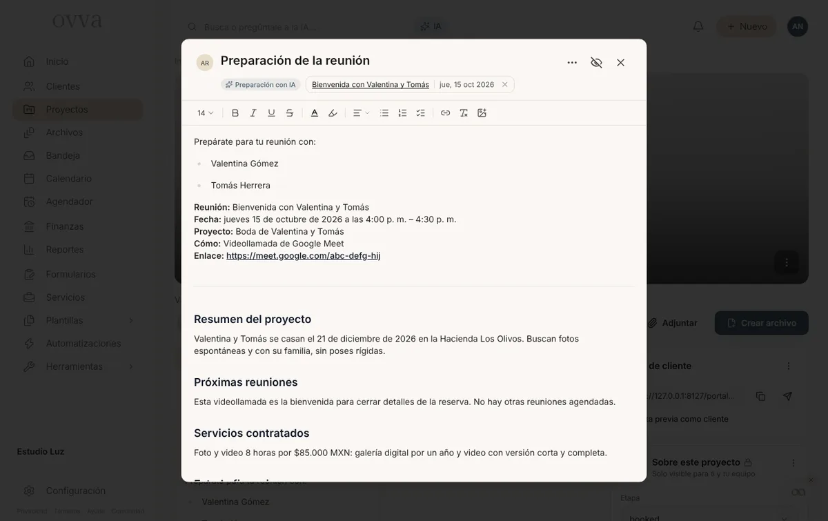 Nota «Preparación de la reunión» abierta, con la etiqueta Preparación con IA, los datos de la reunión y las secciones Resumen del proyecto, Próximas reuniones y Servicios contratados
