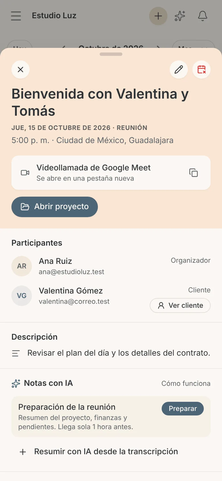 Panel de la reunión en el celular con la sección Notas con IA: Preparación de la reunión con el botón Preparar y Resumir con IA desde la transcripción