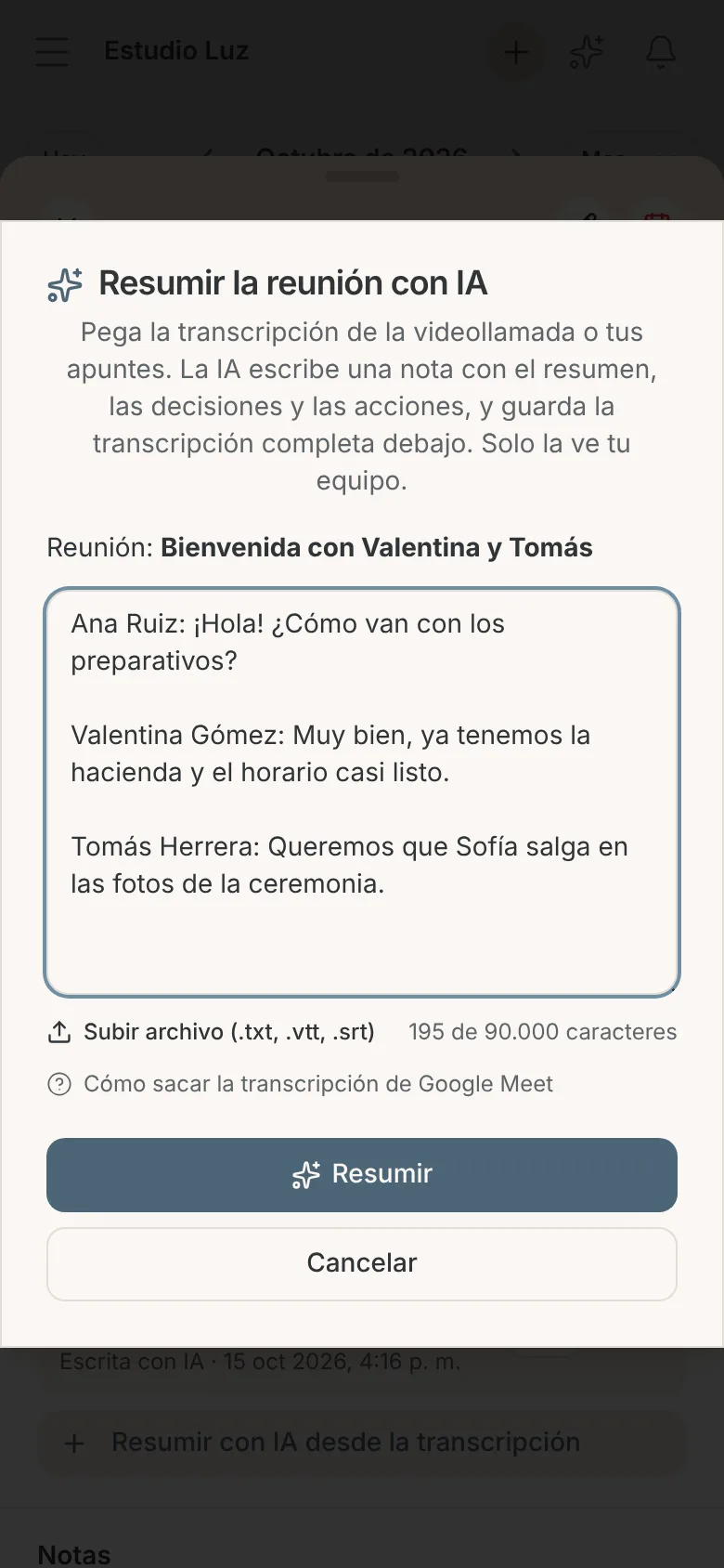 Diálogo Resumir la reunión con IA con la transcripción pegada, el botón Subir archivo y el contador de caracteres