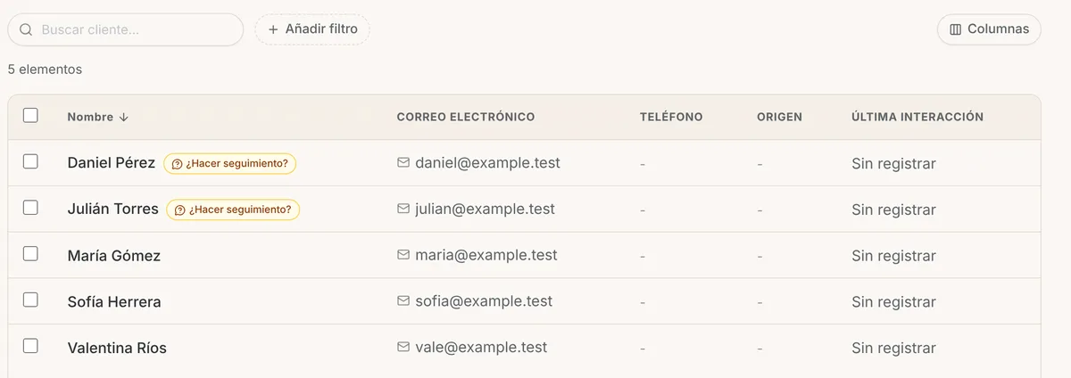 Lista de Clientes con dos clientes marcados con ¿Hacer seguimiento?