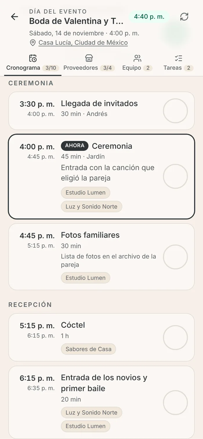 Modo día del evento en el celular con la hora actual 4:40 p. m., las pestañas y el cronograma con la Ceremonia marcada Ahora