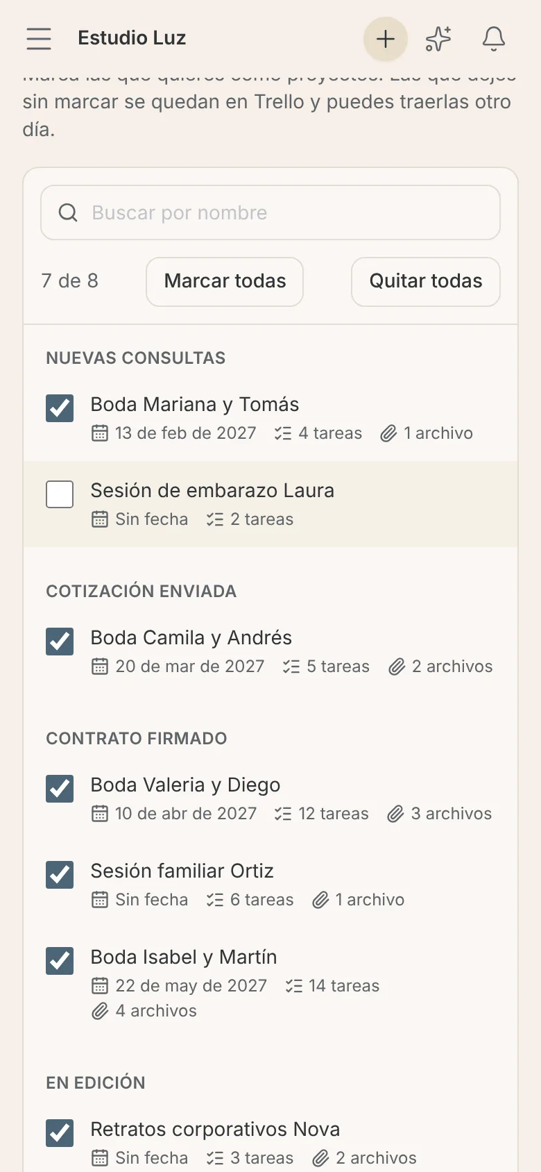 Paso Tarjetas en el teléfono: buscador, contador 7 de 8, botones Marcar todas y Quitar todas, y las tarjetas agrupadas por lista con su fecha, tareas y archivos