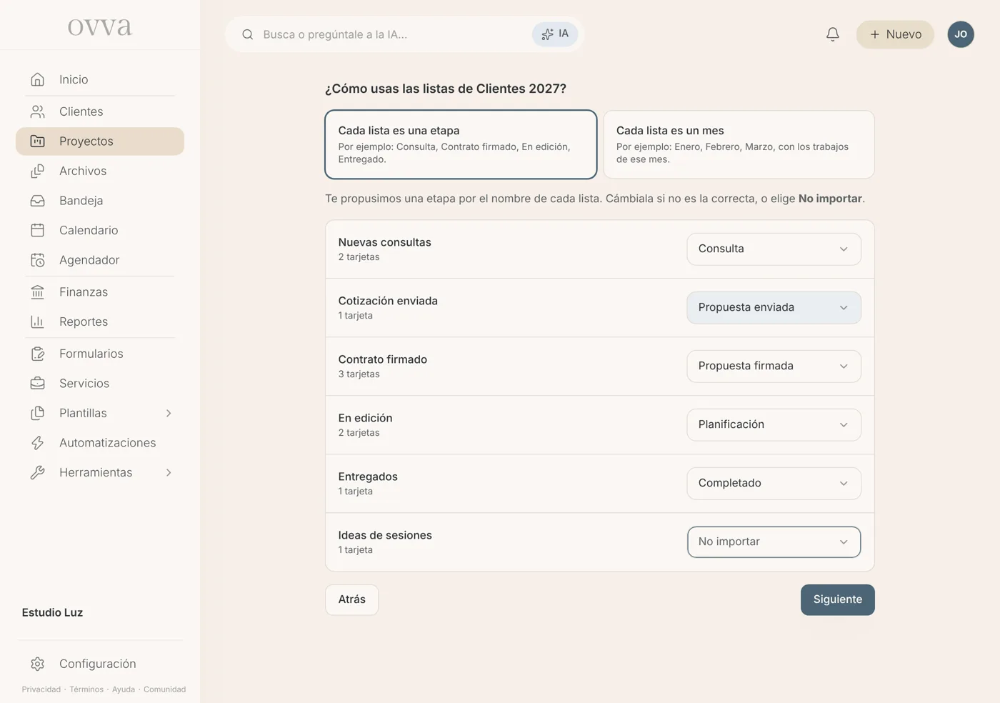 Cada lista del tablero con el número de tarjetas y un selector de etapa